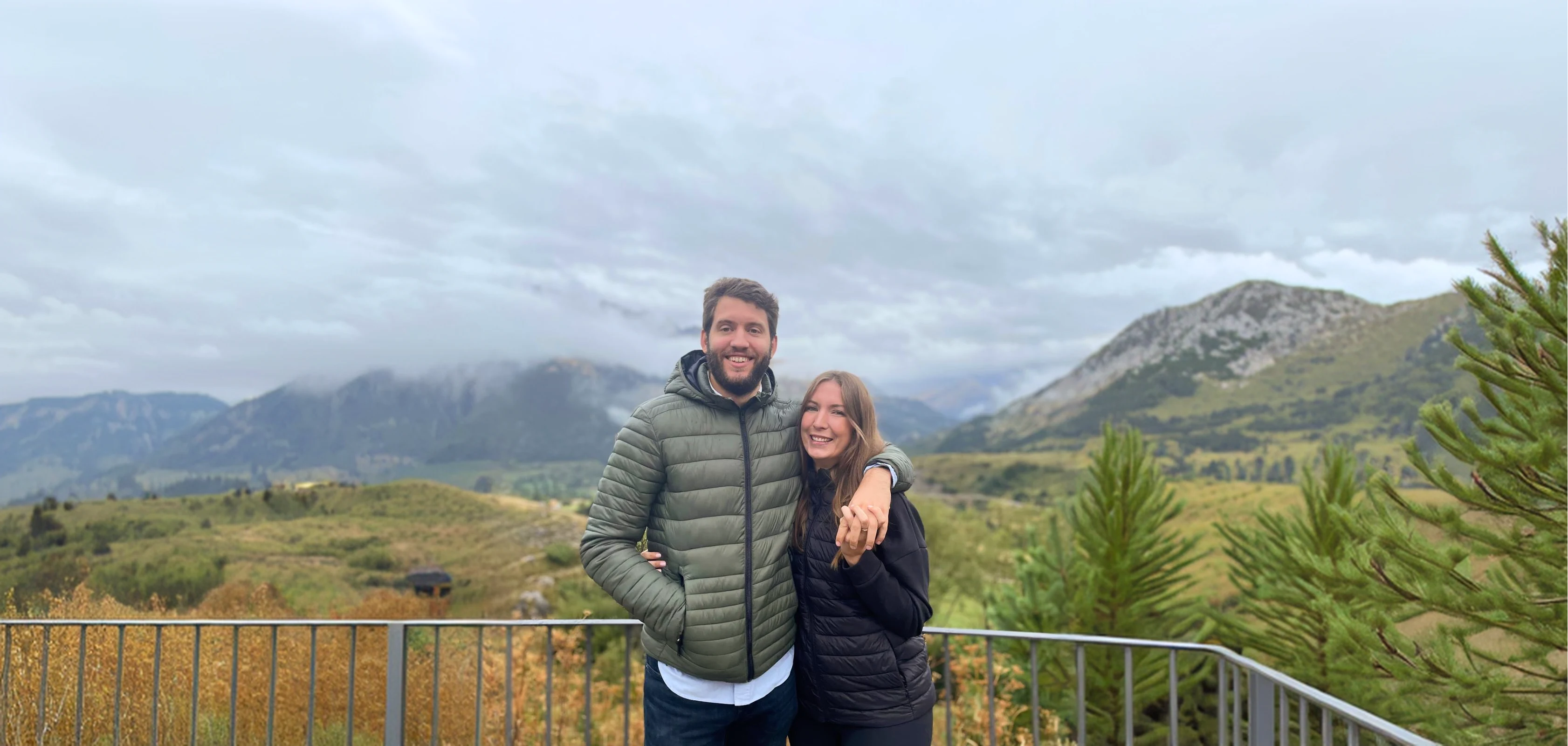 Laura y Guillermo juntos, sonriendo al aire libre